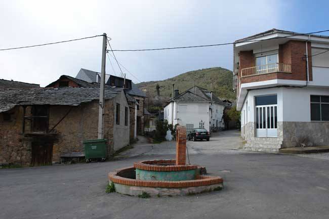 Folgoso de la Ribera, en la  comarca de El Bierzo  y situado a 91 kilómetros de León, presenta numerosas sendas con ecos de paz y  vistas de ensueño  a lo largo de  35,2 kilómetros.