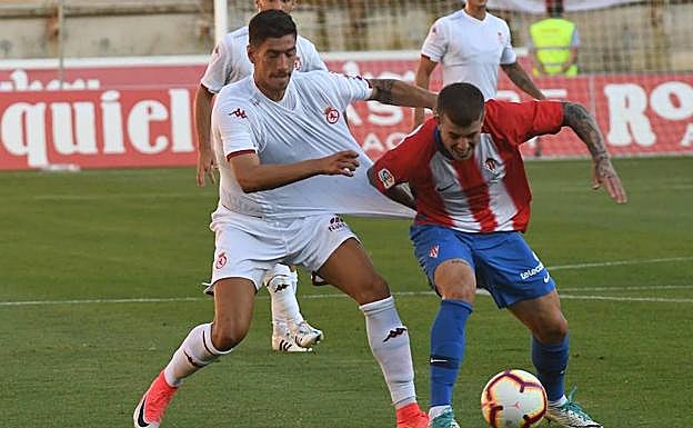 Galería. Yeray disputa un balón.