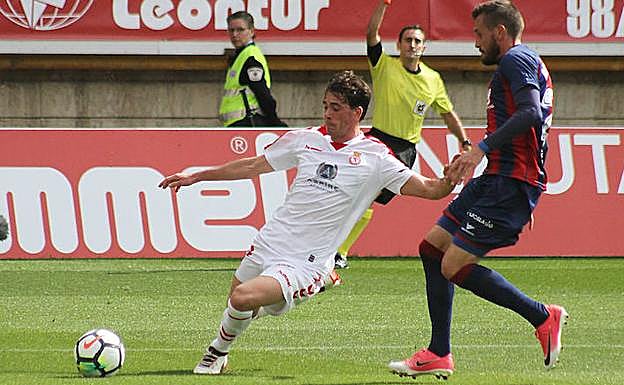 Guarrotxena, en una acción ante el Huesca.