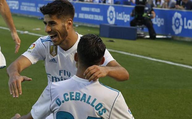 Marco Asensio celebra con Ceballos uno de los dos goles que el utrerano le marcó al Alavés el pasado curso. 