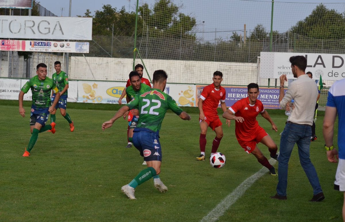 El madrugador gol de Fer Rioz marca un partido con Jorge Ortiz como goleador | El equipo leonés sigue acumulando deberes pendientes