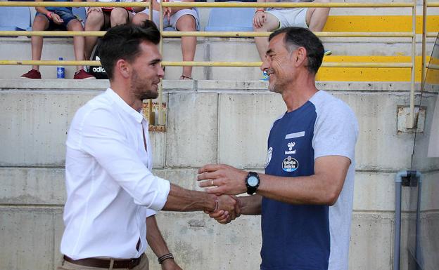 Víctor Cea saluda a Javi López, entrneador del Lugo.