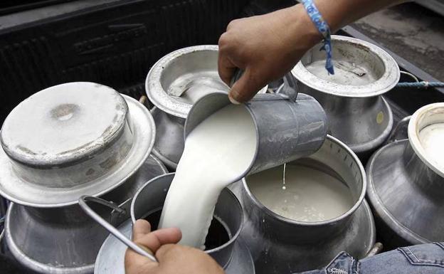 Litros de leche en una protesta ganadera.