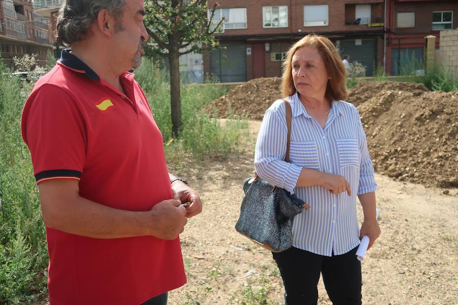 Imagen de Aurora Baza durante la visita de la parcela donde se construirá el primer jardín terapéutico en León.