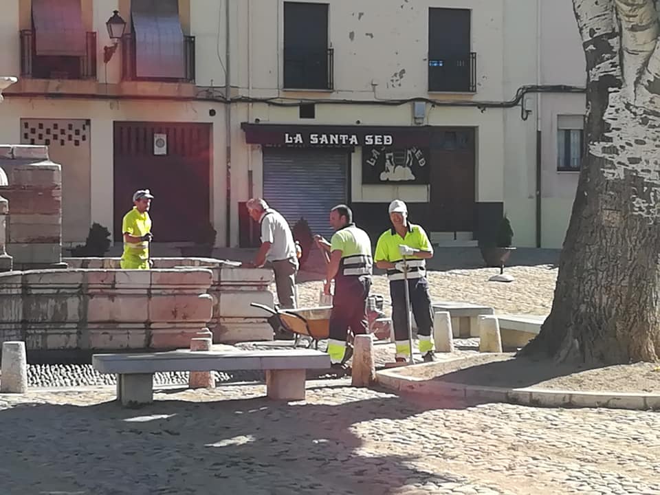 Fotos: Los operarios retiran la arena de la Plaza del Grano