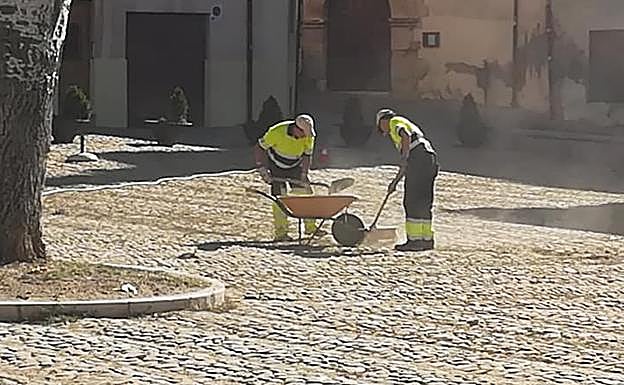 Operarios trabajando en la Plaza del Grano.
