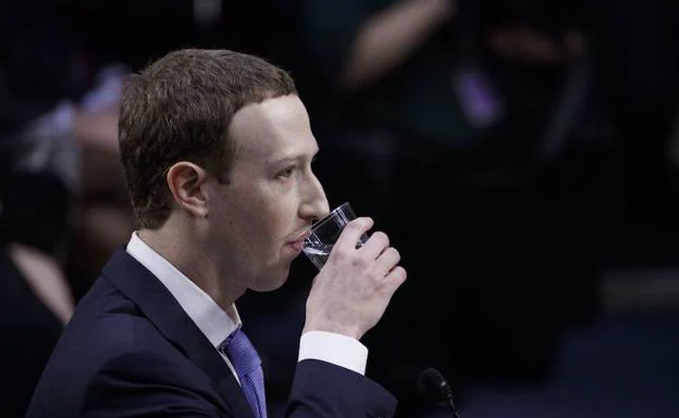 Mark Zuckerberg testifica ante el Senado por el escándalo del uso de los datos de usuarios de la red social. 