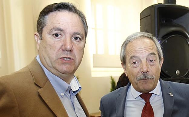 José Manuel López, antes de su destitución como jefe de la Poliía Local de Oviedo, con el alcalde de la capital asturiana.