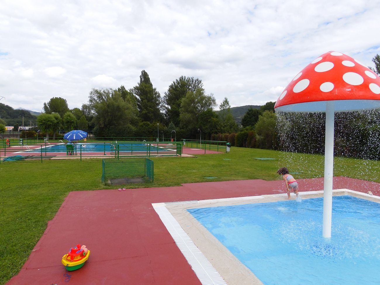 Una piscina para disfrutar. Buenas instalaciones y buen ambiente para este mes de agosto. La cita, en Matallana de Torío