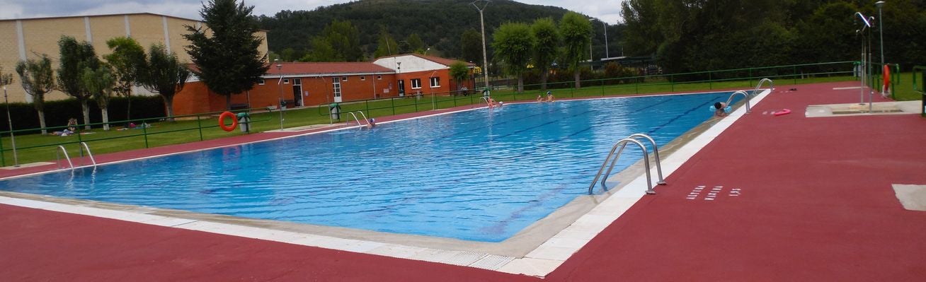 Una piscina para disfrutar. Buenas instalaciones y buen ambiente para este mes de agosto. La cita, en Matallana de Torío