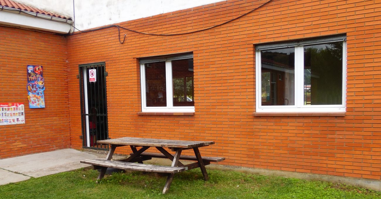 Una piscina para disfrutar. Buenas instalaciones y buen ambiente para este mes de agosto. La cita, en Matallana de Torío