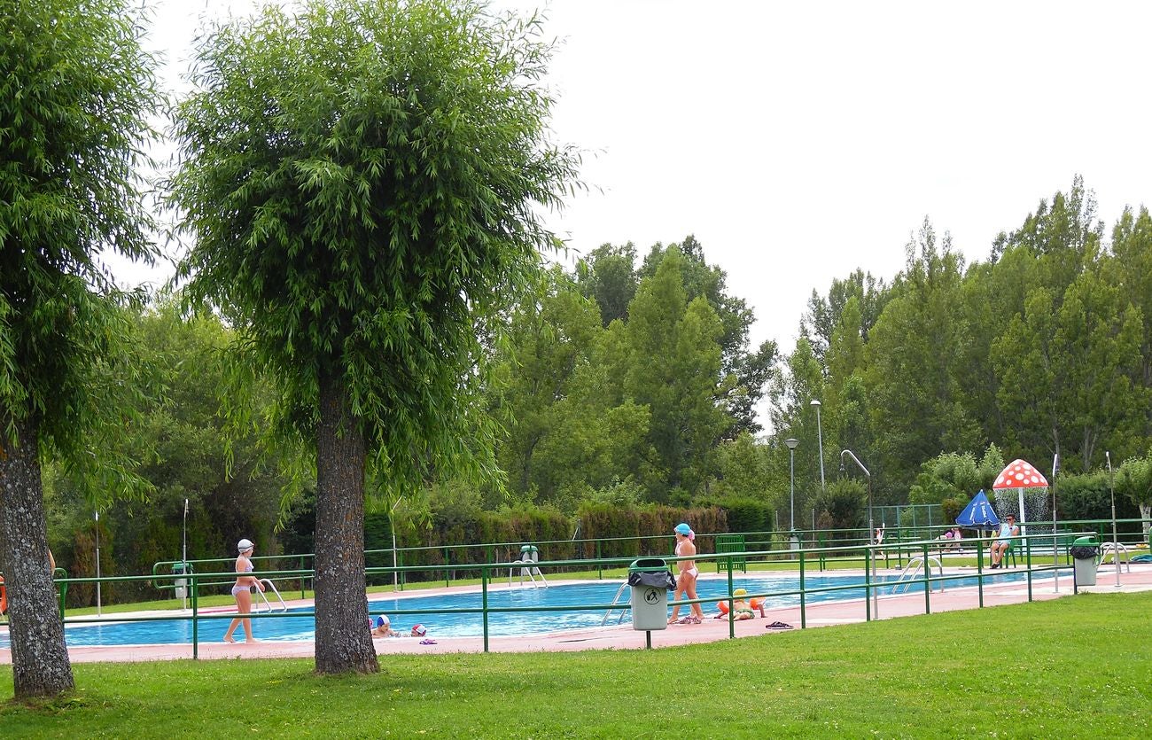 Una piscina para disfrutar. Buenas instalaciones y buen ambiente para este mes de agosto. La cita, en Matallana de Torío