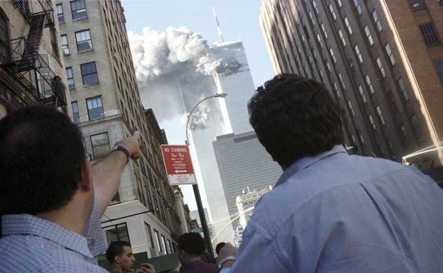 Viandantes observan un avión estrellándose contra una de las Torres Gemelas durante el 11-S.