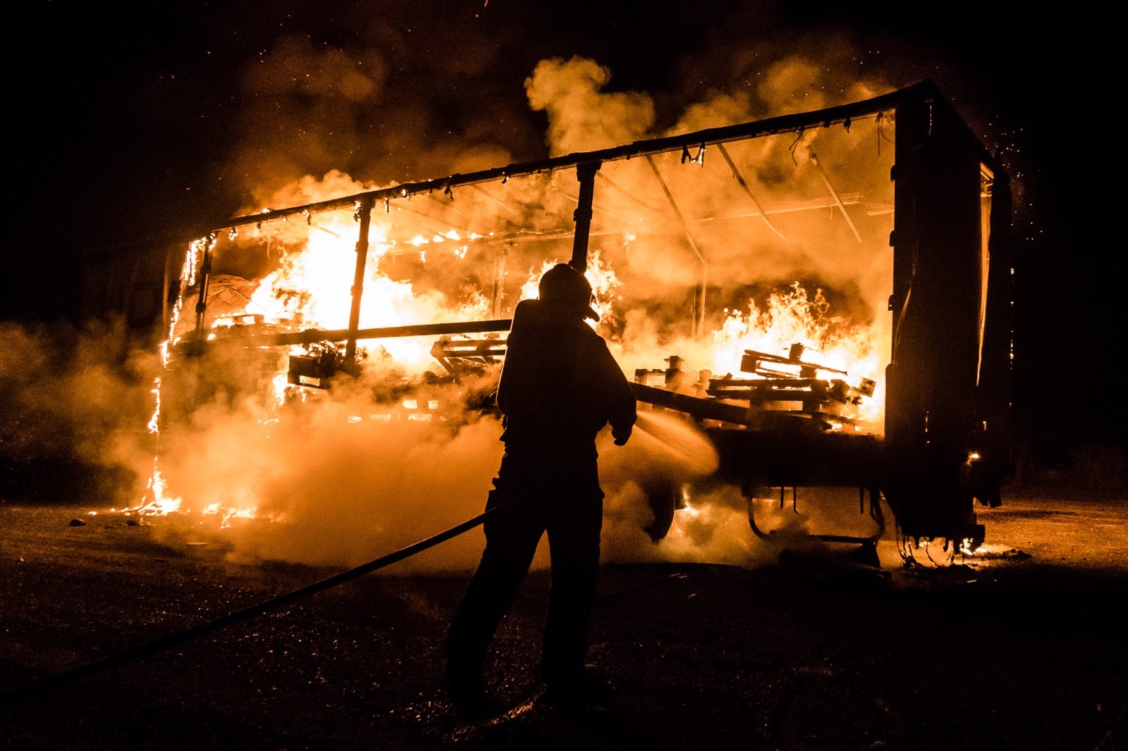 Fotos: Intervención de los bomberos de León para sofocar un fuego en un camión