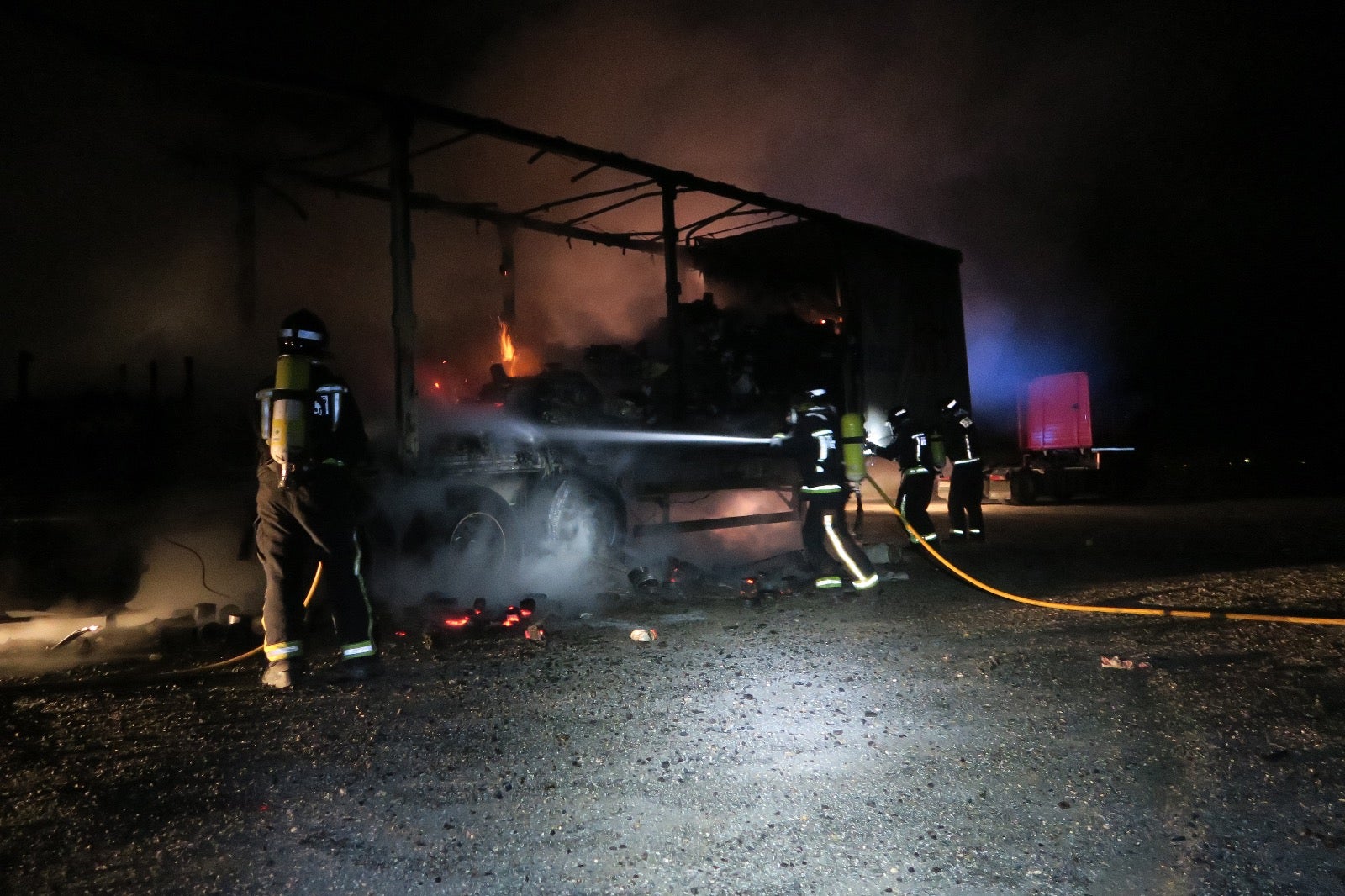 Fotos: Intervención de los bomberos de León para sofocar un fuego en un camión