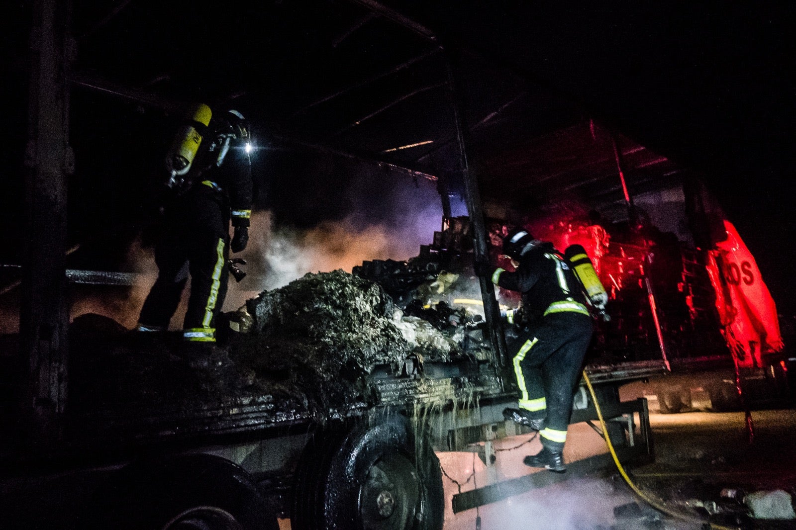 Fotos: Intervención de los bomberos de León para sofocar un fuego en un camión