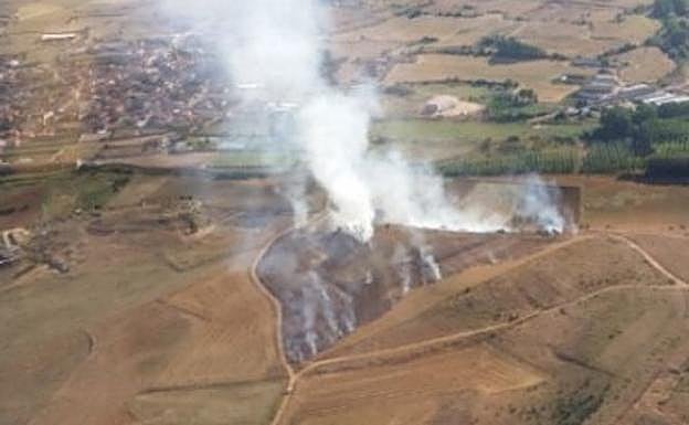 Extinguido el incendio declarado en Villamañán tras calcinar 4,5 hectáreas de cereal y barbecho
