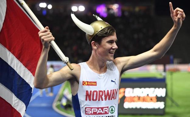 Jakob Ingebrigtsen, tras ganar el oro. 