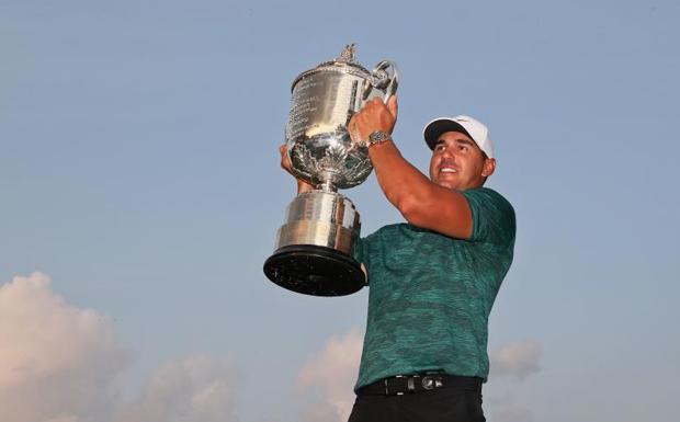 Brooks Koepka levanta el trofeo. 