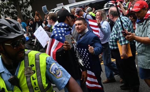 Imagen principal - Cientos de personas protestan en Washington por la marcha del &#039;odio&#039; en Charlottesville