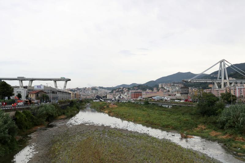 Numeros vehículos se han precipitado al vacío tras el derrumbe de la infraestructura