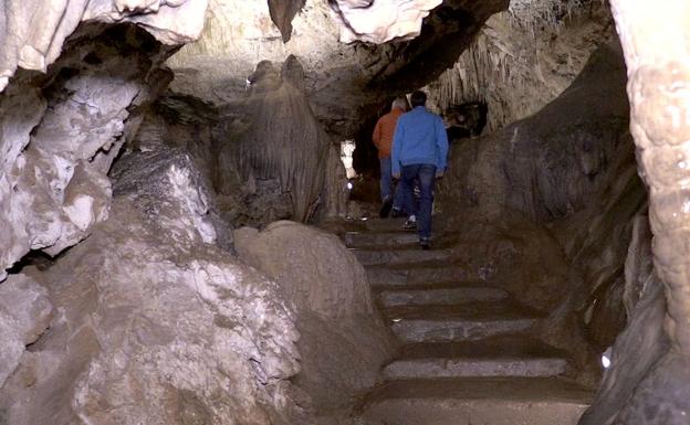 Imagen principal - La cueva muestra aspectos inimaginables en sus rocas.