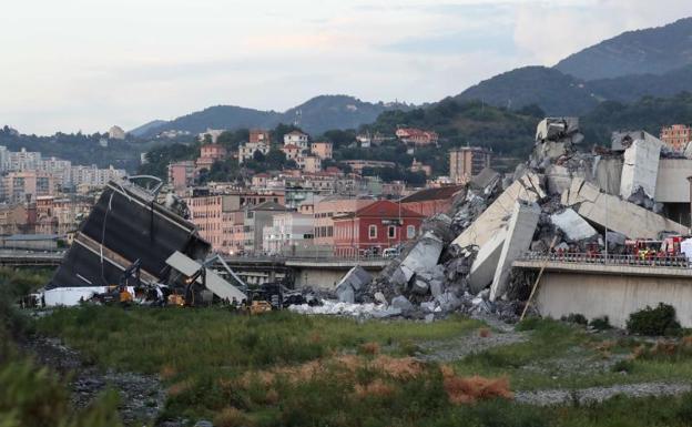 Estado en el que ha quedado el puente con la parte derrumbada.