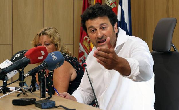 Manuel García, alcalde de Villaquilambre, durante el pleno extraordinario de este jueves.