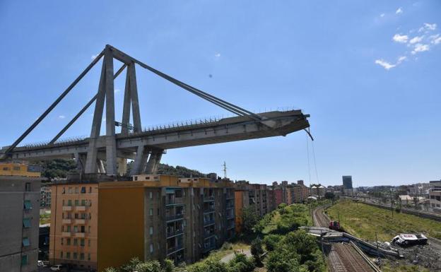 Numerosos edificios de viviendas deberán ser derribados por el temor a que el puente se desplome sobre ellos.