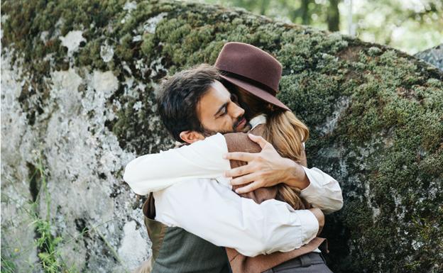 Julieta y Saúl se abrazan en 'El secreto de Puente Viejo'. 