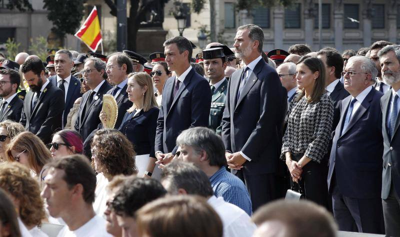 Barcelona recuerda a las víctimas de los atentados de Las Ramblas y Cambrils un año después.