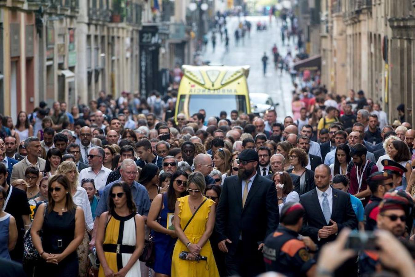 Barcelona recuerda a las víctimas de los atentados de Las Ramblas y Cambrils un año después.