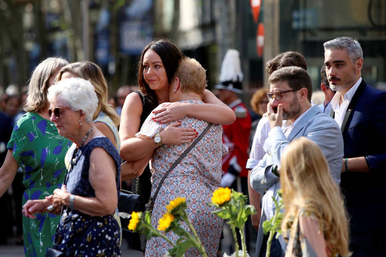 Barcelona recuerda a las víctimas de los atentados de Las Ramblas y Cambrils un año después.