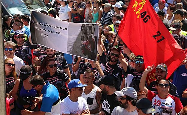 Un grupo de aficionados, con sus pancartas, animó a los pilotos.