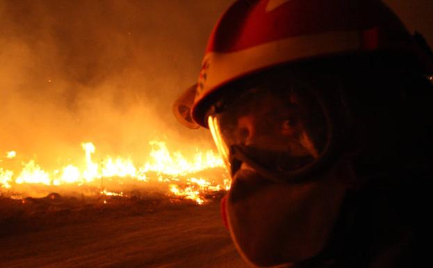 Un efectivo de la UME, durante el incendio de La Cabrera del pasado verano.