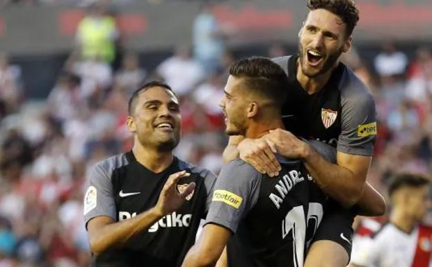 El Sevilla se pasea en el regreso a Primera del Rayo