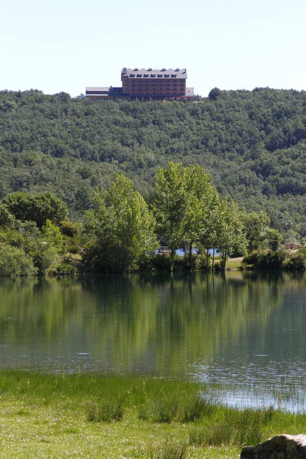 Pantano de Ruesga (Palencia). Fue creado para abastecer al Canal de Castilla y ahora es zona de recreo estival. En la orilla de este embalse se encuentra situado el Parador Nacional de Fuentes Carrionas, ofreciendo al morador unas extraordinarias vistas de las montañas de Peña Almonga y Peña Redonda y del agua siempre cristalina que, por estar casi siempre lleno, se asemeja a un lago natural y está plenamente integrado en el paisaje del norte palentino. 