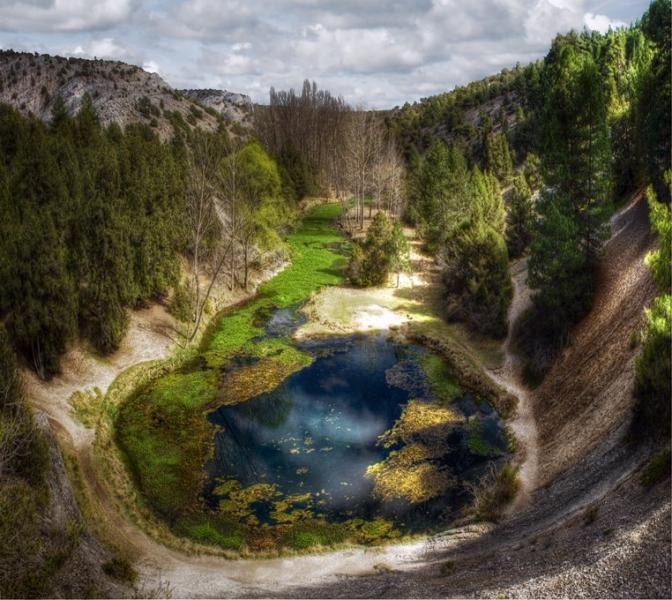 Monumento Natural de La Fuentona (Soria). Sin duda, uno de los mas bellos y paradisíacos parajes de la provincia de Soria. Conocida también con el expresivo nombre de Ojo de Mar, en esta bella surgencia de origen kárstico tiene su nacimiento el río Avión. La especie vegetal omnipresente en la zona es la sabina albar, de gran rareza e importancia botánica. En sus proximidades se localiza el pueblo medieval de Calatañazor, presidido por la bella y desafiante silueta de su legendario castillo.