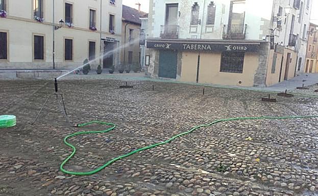 Labores de mantenimiento en la Plaza del Grano.