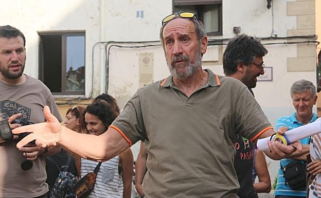 Galería. Jose Andrés Seoane explica cómo es el método tradicional de rehabilitación de la plaza del Grano.