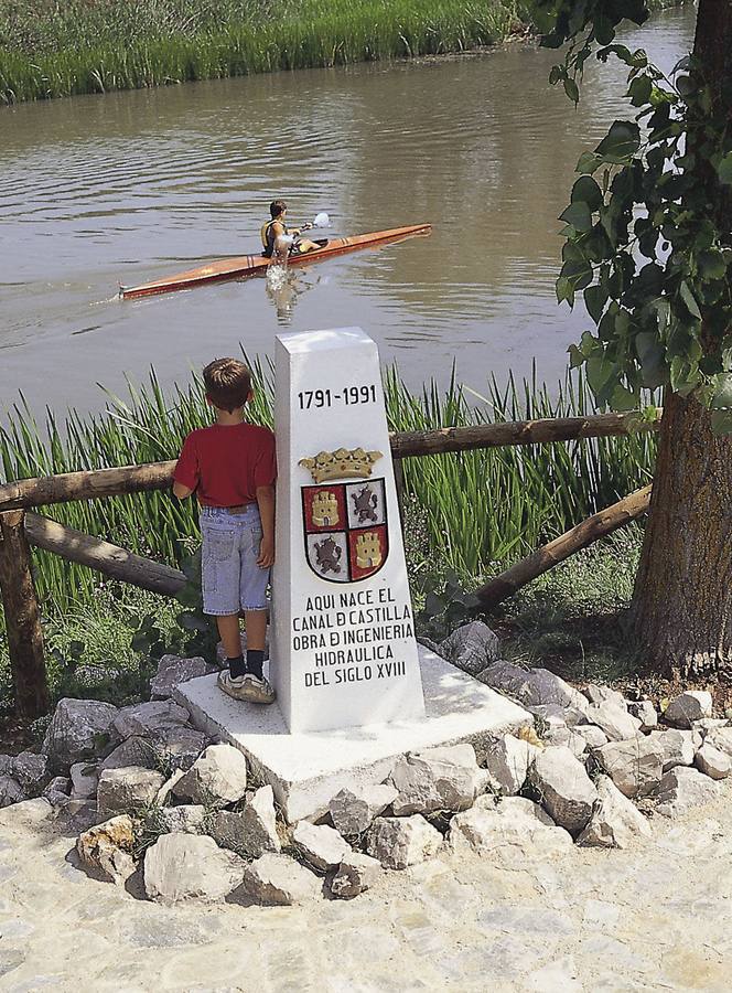 Hito conmemorativo del nacimiento del Canal de Castilla, en la confluencia con el Pisuerga, en Alar del Rey (Palencia).