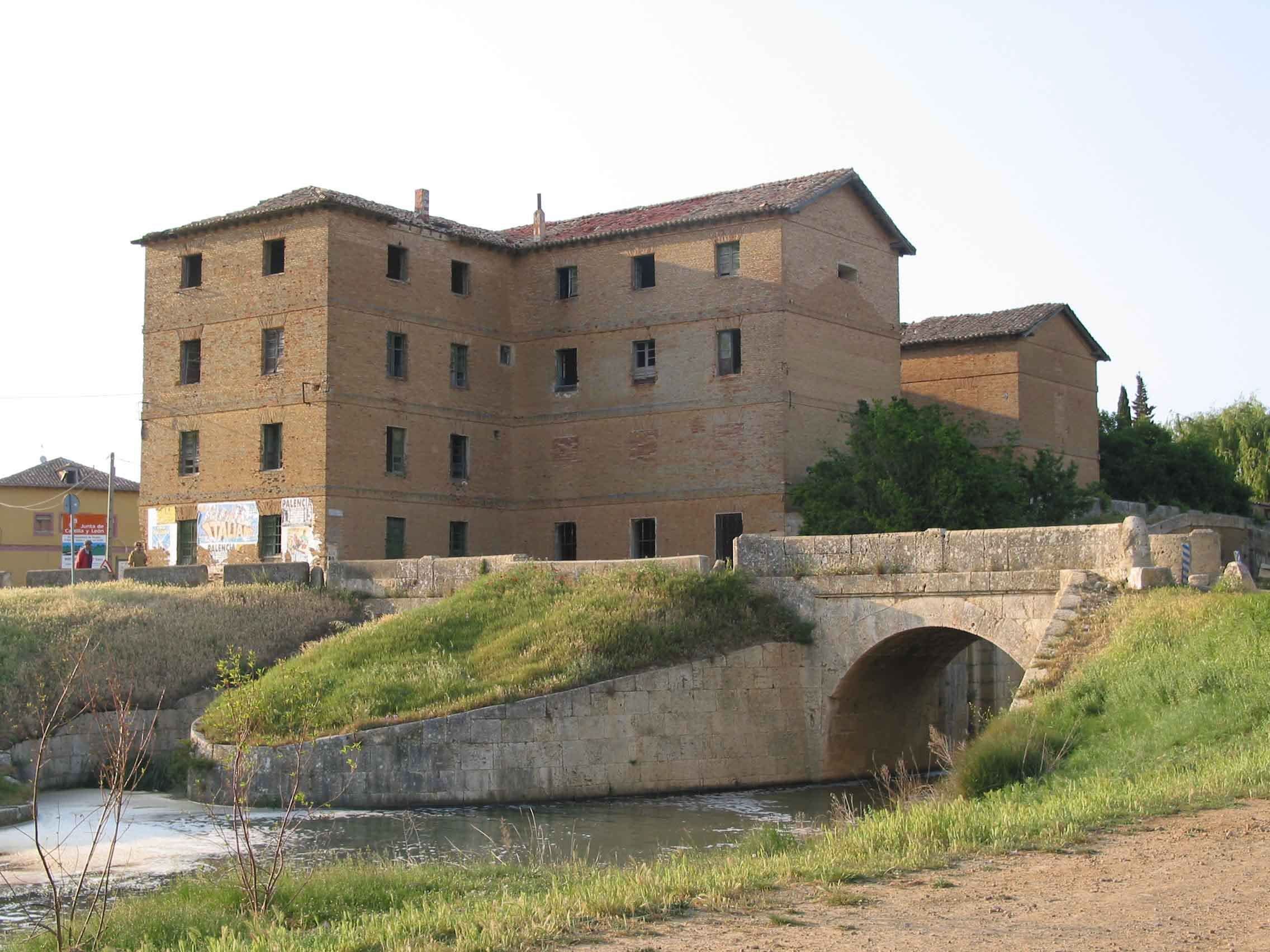 Edificio de la fábrica de harinas de Grijota junto al Canal.