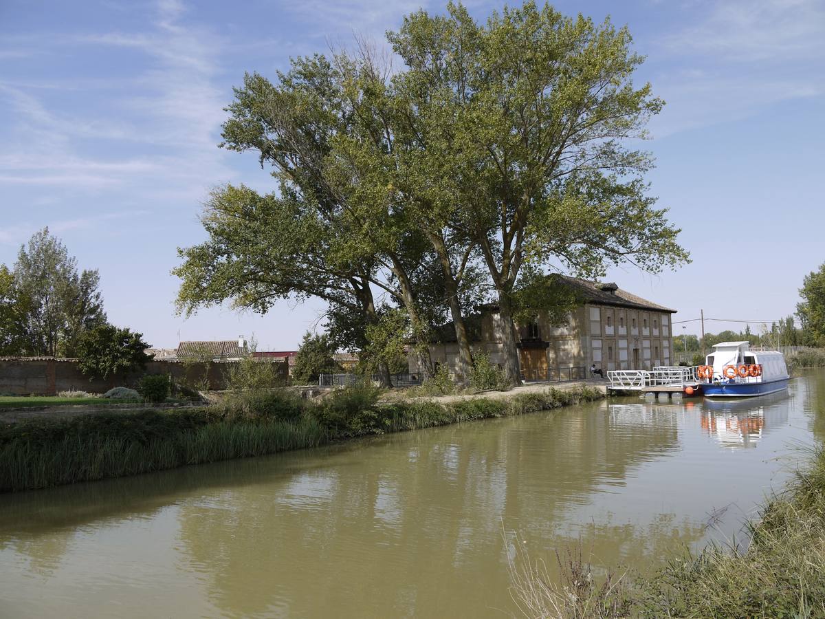 Casa del Rey (Museo del Canal de Castilla) y barco que recorre el Canal en la población palentina de Villaumbrales.