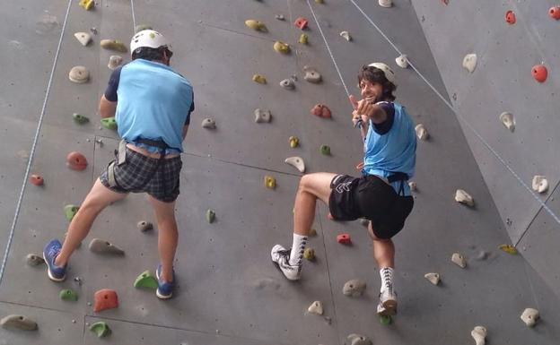 Los jugadores del Ademar durante los ejercicios de escalada.