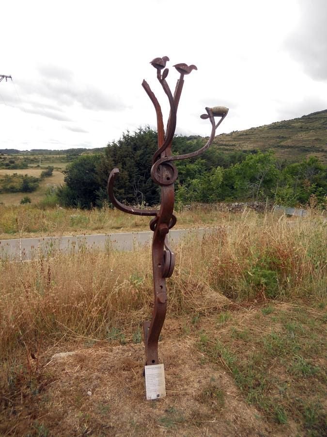 Una ruta de 11 kms, con un recorrido circular que une Villabellaco, Valle de Santullán y el Santuario del Carmen | Una senda en homenaje al escultor local Ursicinio Martínez entre bosques de rebollos y esculturas de sus compañeros del Grupo Muriel