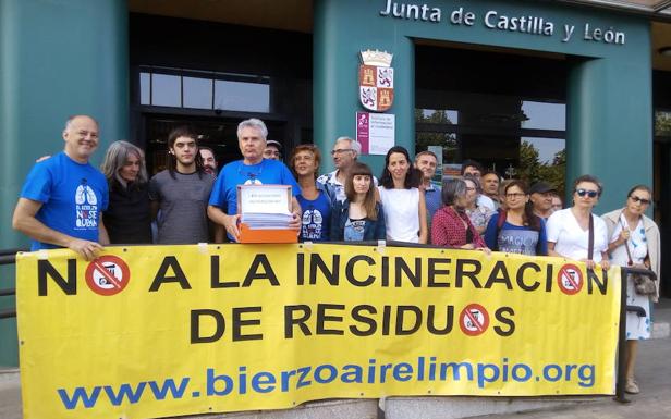 Representantes de Bierzo Aire Limpio durante la entrega de alegaciones en la sede de la Junta en Ponferrada.