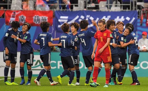 Las jugadoras japonesas celebran uno de los tantos, ante la desolación de Carmen Menayo. 