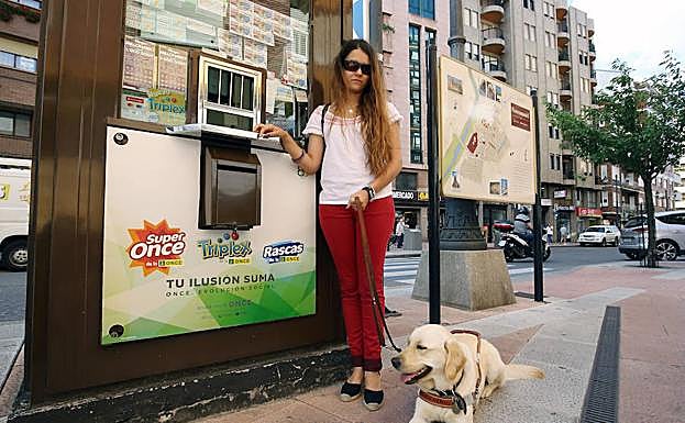 Jaqueline Duarte en el puesto de venta de la Once. 