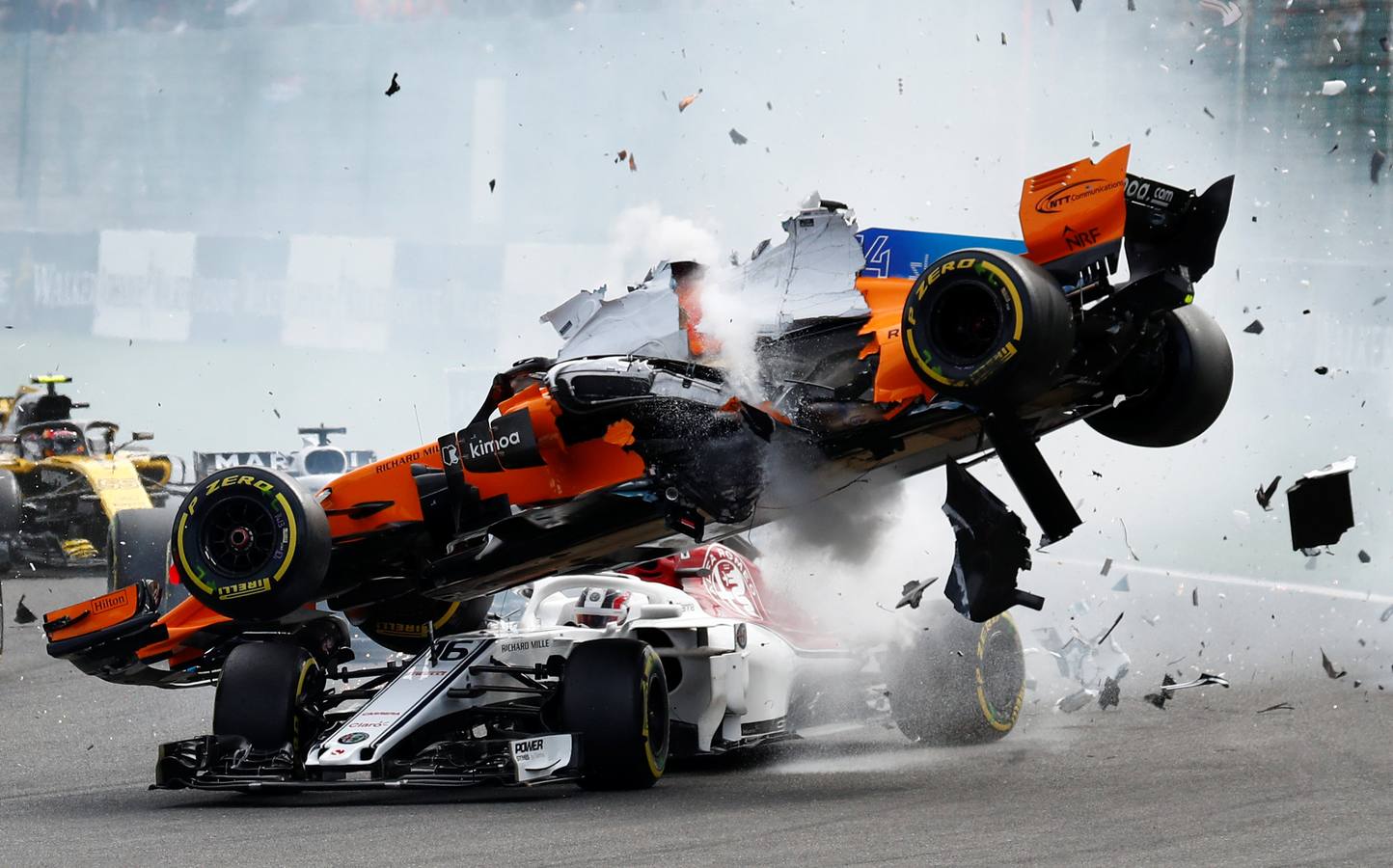 Fotos: Las imágenes del brutal accidente de Fernando Alonso