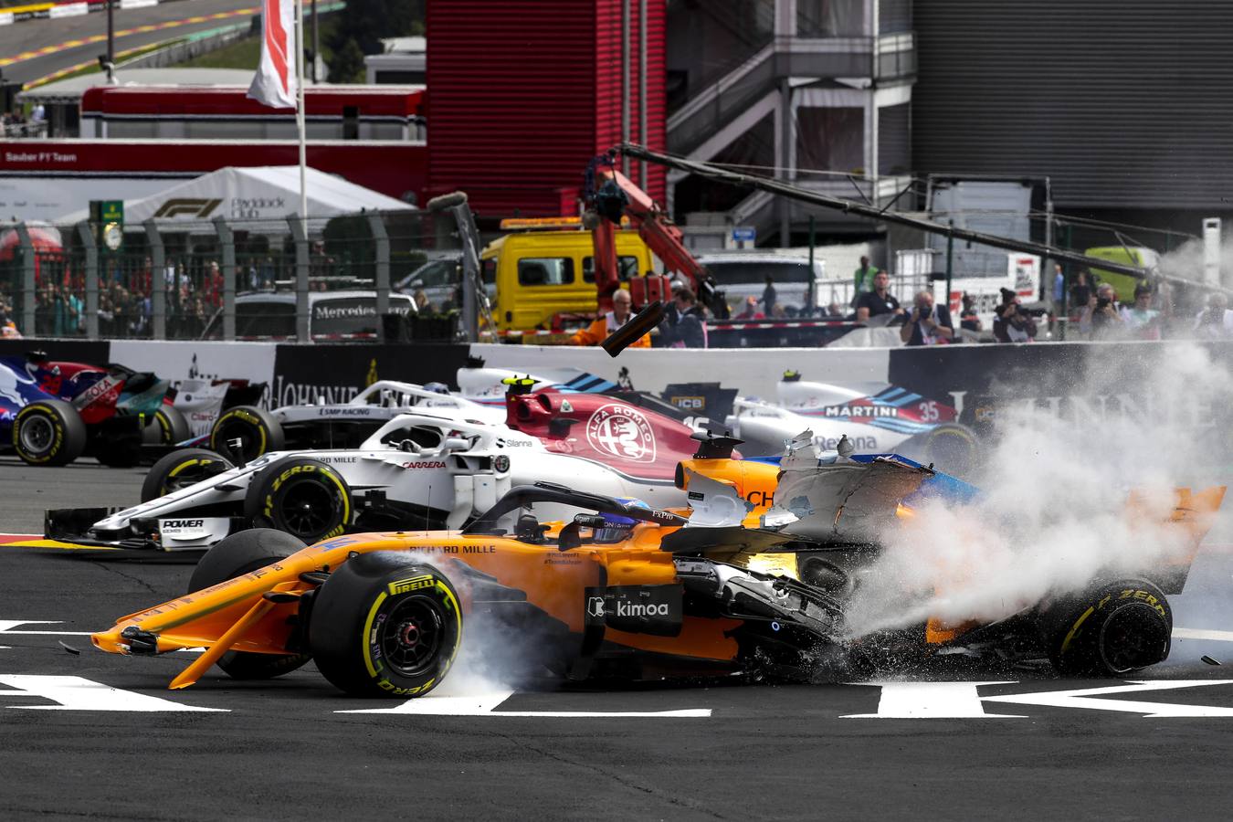 Fotos: Las imágenes del brutal accidente de Fernando Alonso